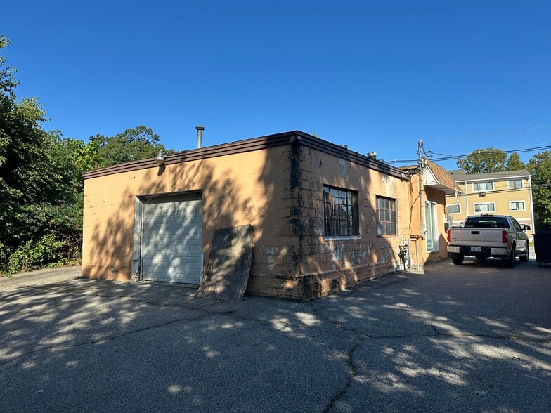 980 Post Rd portfolio of 2 properties for sale on LoopNet.com - Building Photo - Image 3 of 7