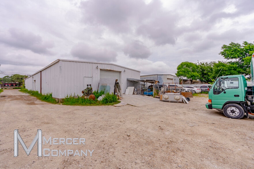 118 E Buckingham Rd, Garland, TX for lease - Building Photo - Image 2 of 4