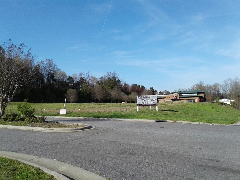 10033 N Tryon St, Charlotte, NC for lease - Image 1 of 6