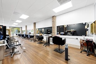 East Fort Lauderdale - Turnkey Retail / Salon - Storefront Property