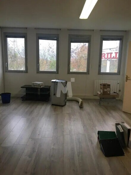 Office in Igny for lease - Interior Photo - Image 3 of 8