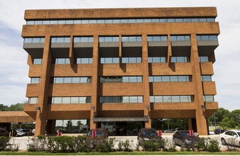 2675 N Mayfair Rd, Wauwatosa, WI for lease Building Photo- Image 2 of 6