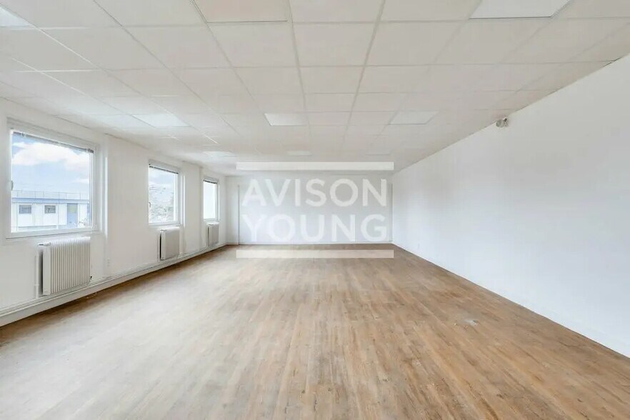Flex in Gennevilliers for lease - Interior Photo - Image 2 of 5