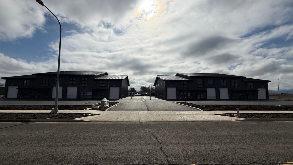 2016 Commerce, Medford, OR for lease - Building Photo - Image 1 of 11