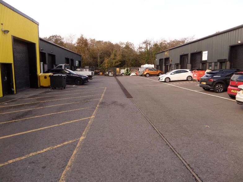 6 Millers Av, Bridgend for lease - Building Photo - Image 2 of 4