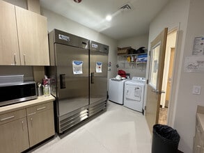 711 NE Halsey St, Portland, OR for lease Building Photo- Image 2 of 4