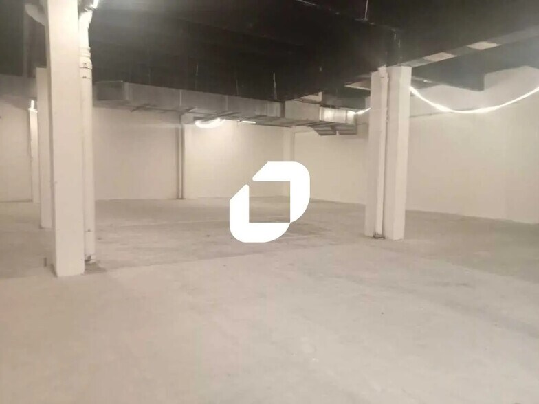 Retail in Asnières-sur-Seine for lease - Interior Photo - Image 2 of 7