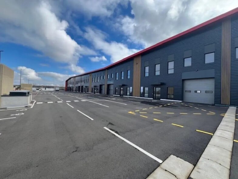 Flex in Élancourt for lease - Building Photo - Image 1 of 13