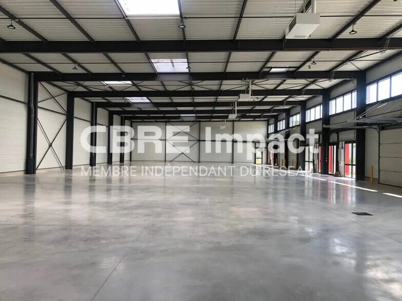 Flex in Longvic for lease - Interior Photo - Image 2 of 8