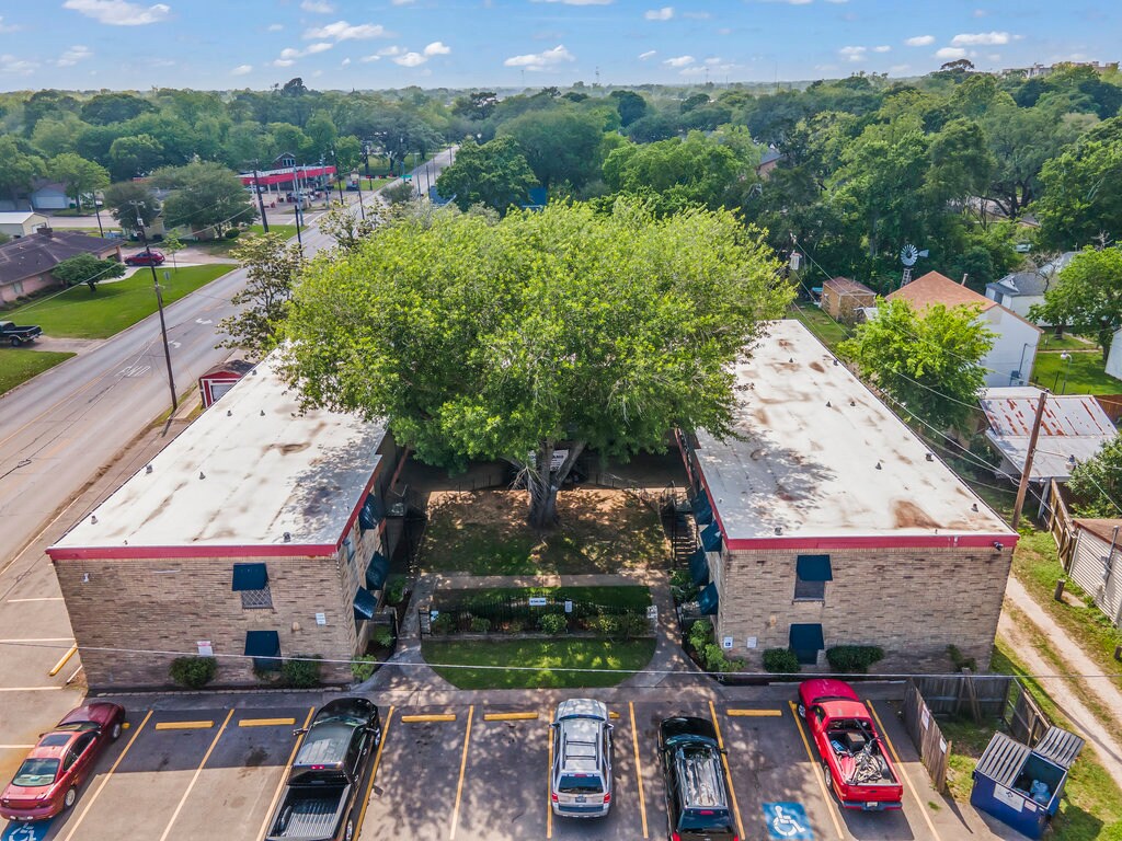 105 N Rockisland St, Angleton, TX 77515 20 Unit with Coin Laundry