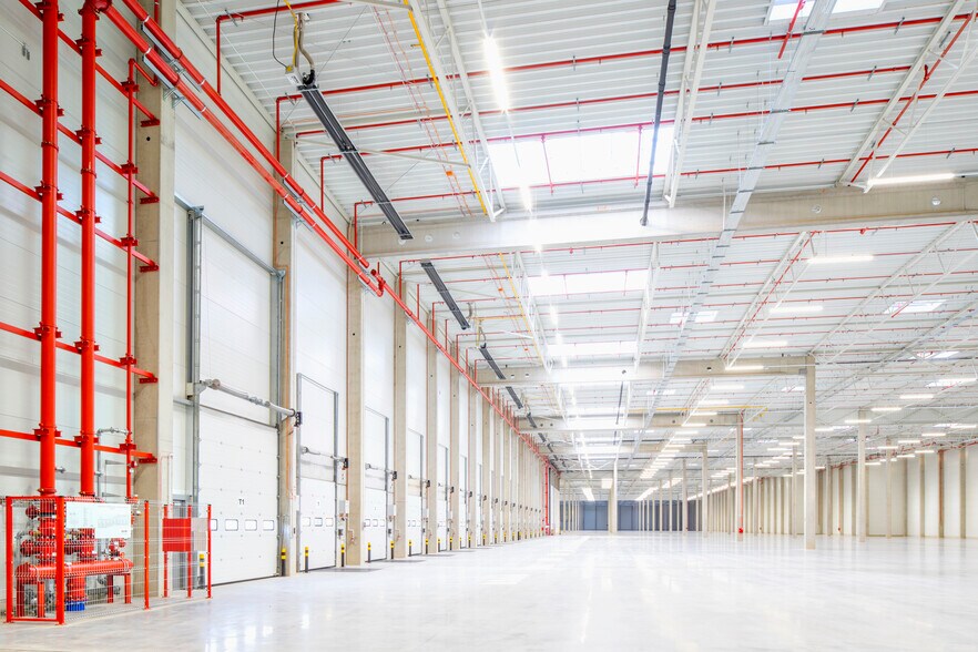 for lease - Interior Photo - Image 3 of 4