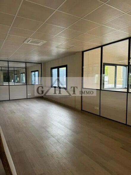 Office in Neuilly-sur-Marne for lease - Interior Photo - Image 3 of 3