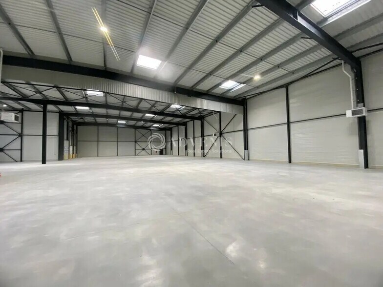 Flex in Trappes for lease - Interior Photo - Image 3 of 11