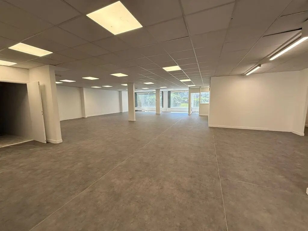 Retail in Boulogne-Billancourt for lease Interior Photo- Image 1 of 5