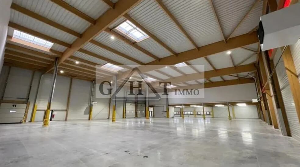 Industrial in Brie-Comte-Robert for lease - Building Photo - Image 2 of 8