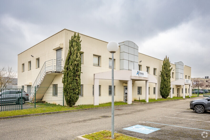 30 Rue Champ Dolin, Saint-Priest for sale - Building Photo - Image 1 of 7