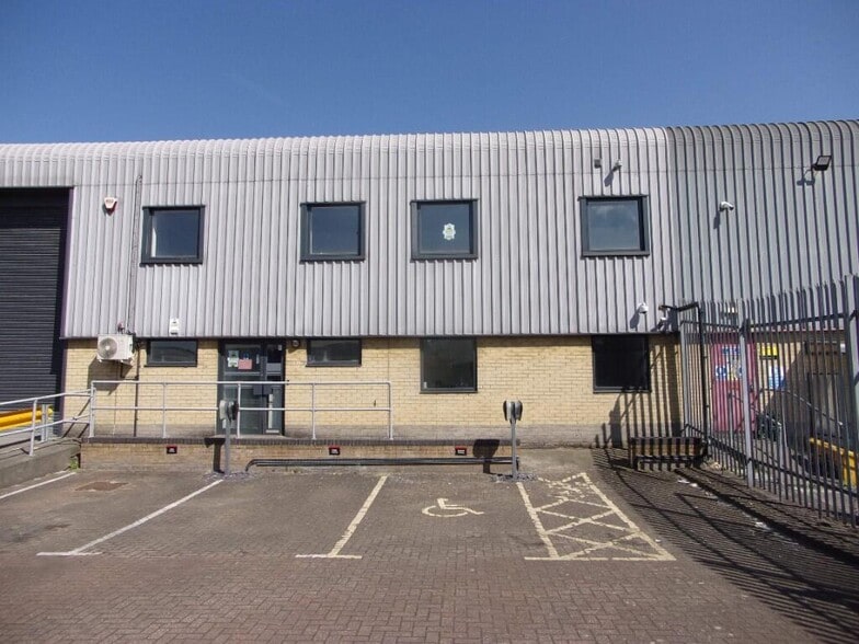 Oliver Close, Grays for lease - Building Photo - Image 3 of 3