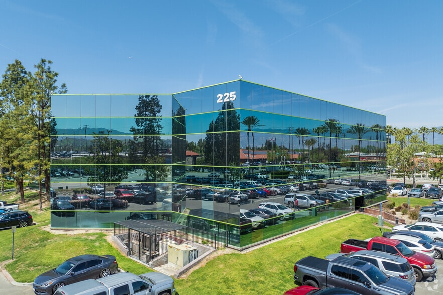 225 W Hospitality Ln, San Bernardino, CA for lease - Building Photo - Image 1 of 5