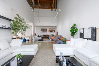 8250-8256 Melrose Ave, Los Angeles, CA for lease Building Photo- Image 1 of 8