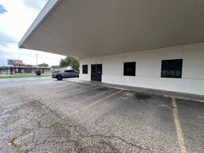 2112 N Navarro St, Victoria, TX for lease Building Photo- Image 2 of 10