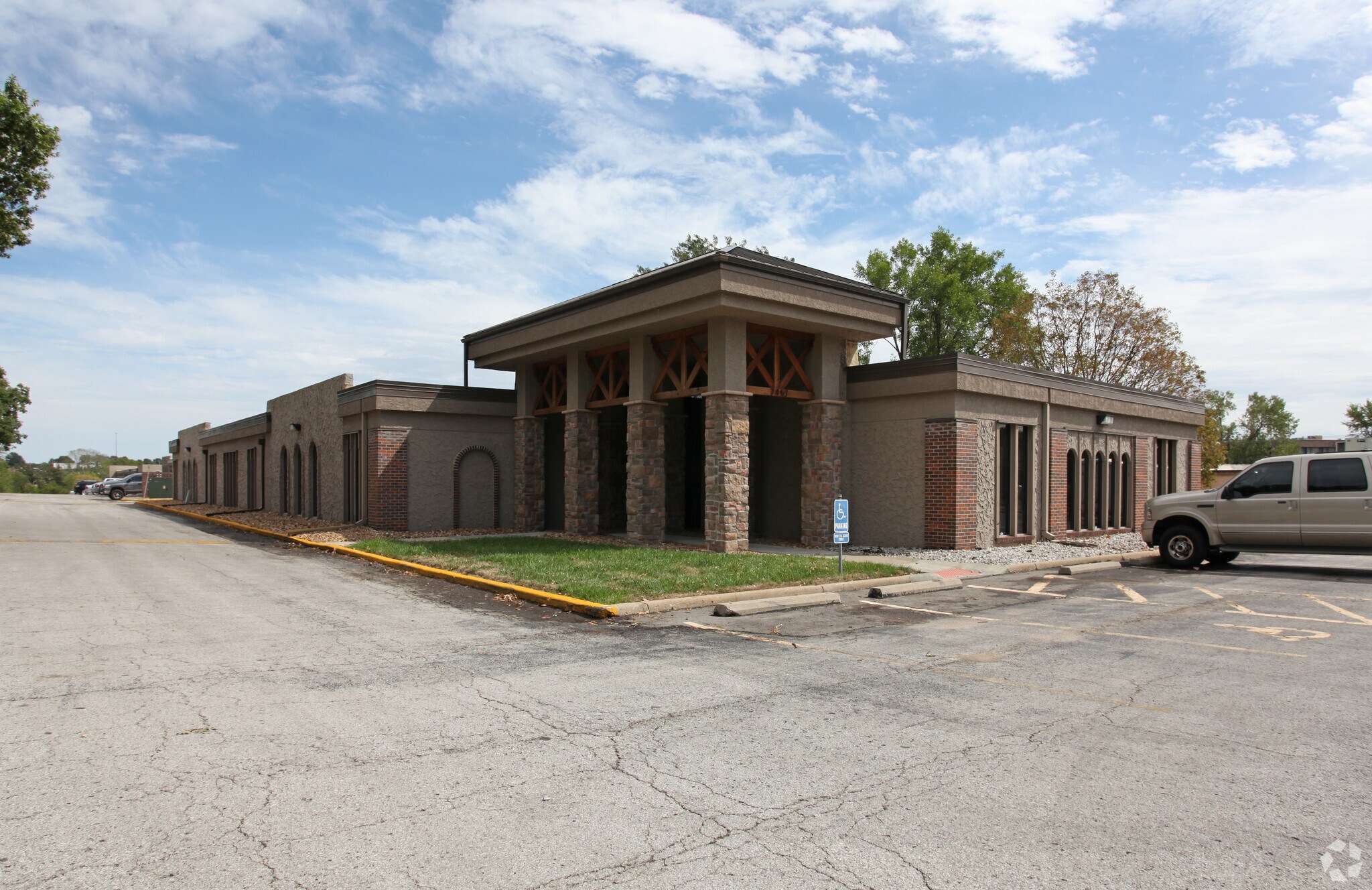 10000 W 75th St, Merriam, KS 66204 Kings Cove Office Park