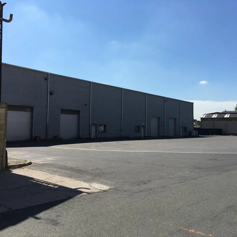 Industrial in La Courneuve for lease Building Photo- Image 1 of 21