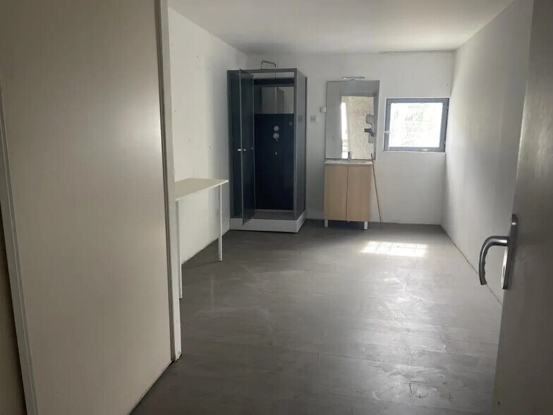 Flex in Saint-Jean-de-Védas for lease - Interior Photo - Image 3 of 5