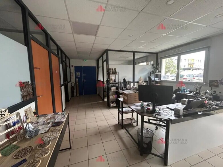Office in Quetigny for lease - Interior Photo - Image 3 of 4