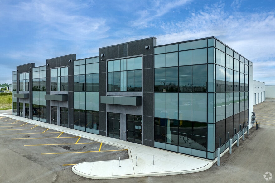 45 Eric T Smith Way, Aurora, ON for lease - Primary Photo - Image 1 of 11