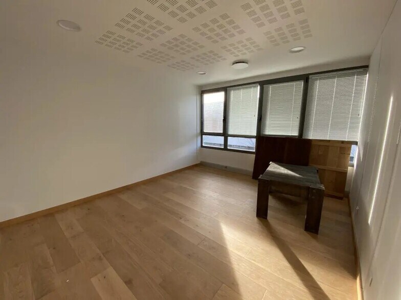 Office in Saint-Grégoire for lease - Interior Photo - Image 3 of 6