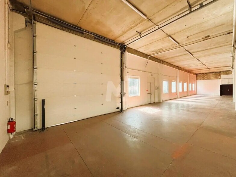 Flex in Verrières-le-Buisson for lease - Interior Photo - Image 3 of 11