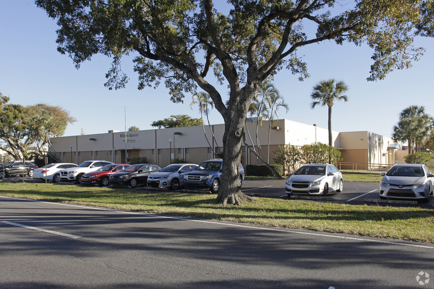 2800 Gateway Dr, Pompano Beach, FL for lease - Primary Photo - Image 1 of 29