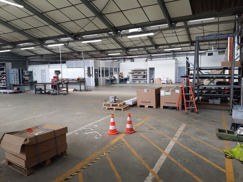 Flex in Pessac for lease - Building Photo - Image 2 of 5