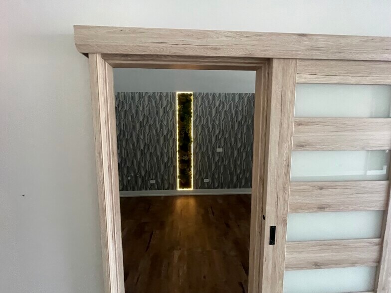 33 E Irving Park Rd, Roselle, IL for lease - Building Photo - Image 3 of 25