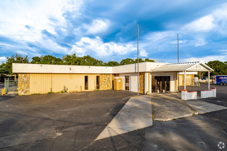 4606 Darlington Rd, Holiday, FL 34690