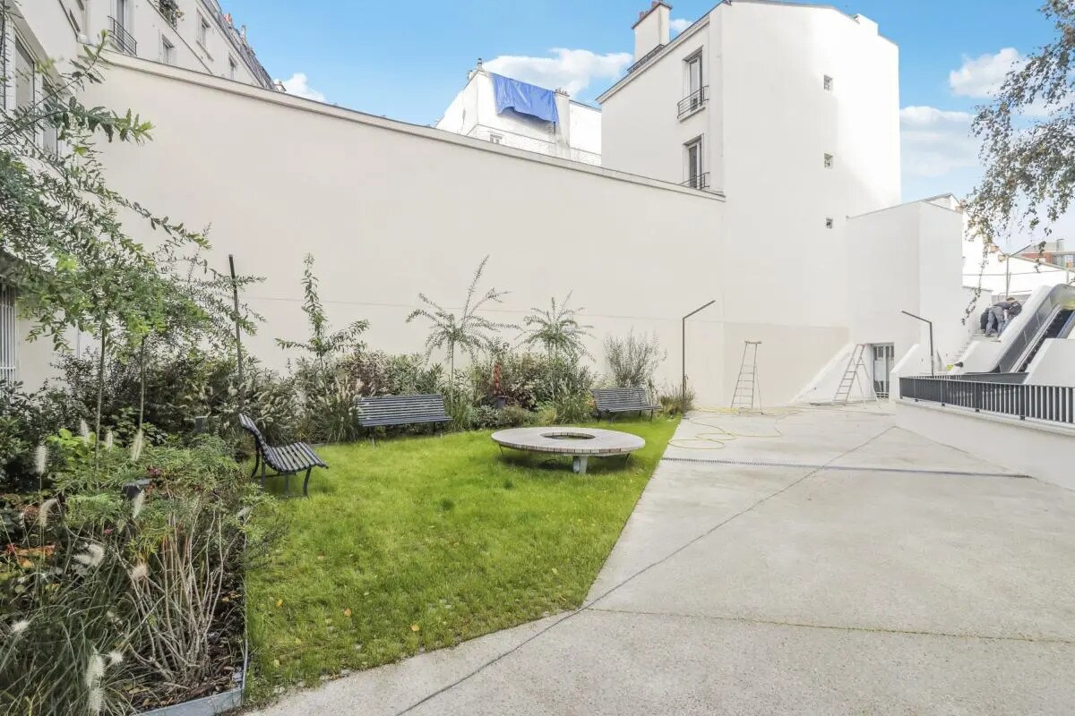 Office in Paris for sale Building Photo- Image 1 of 10