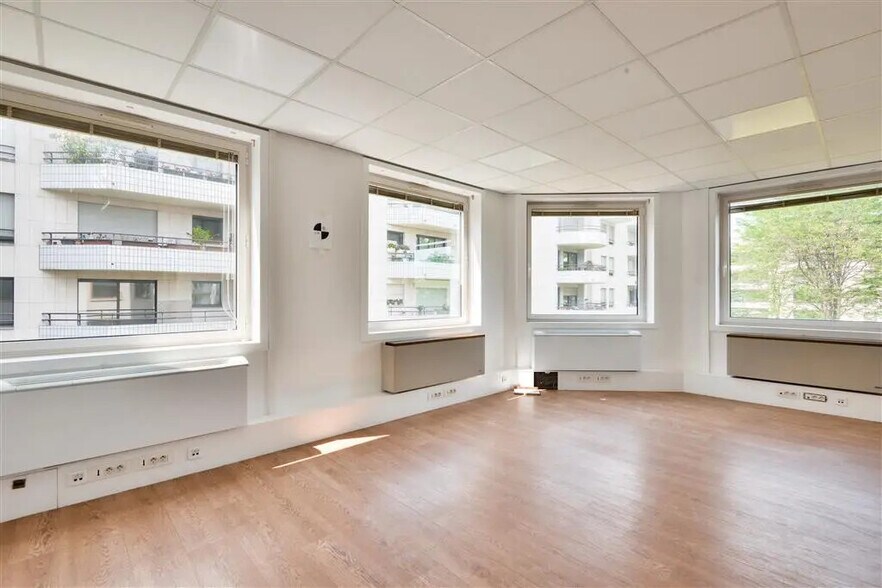 Office in Suresnes for sale - Building Photo - Image 2 of 8