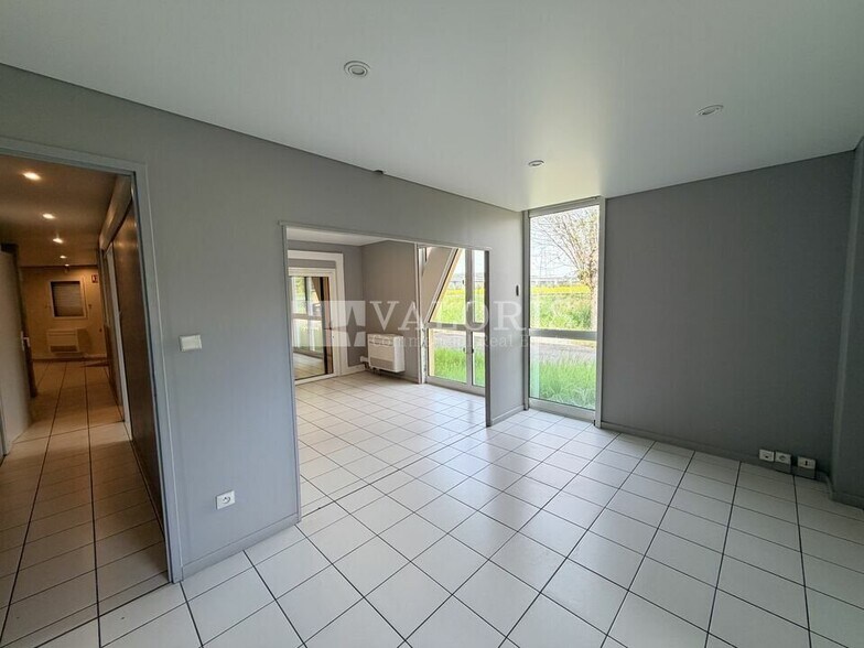730 Rue Des Barronieres, Beynost for sale - Interior Photo - Image 3 of 10