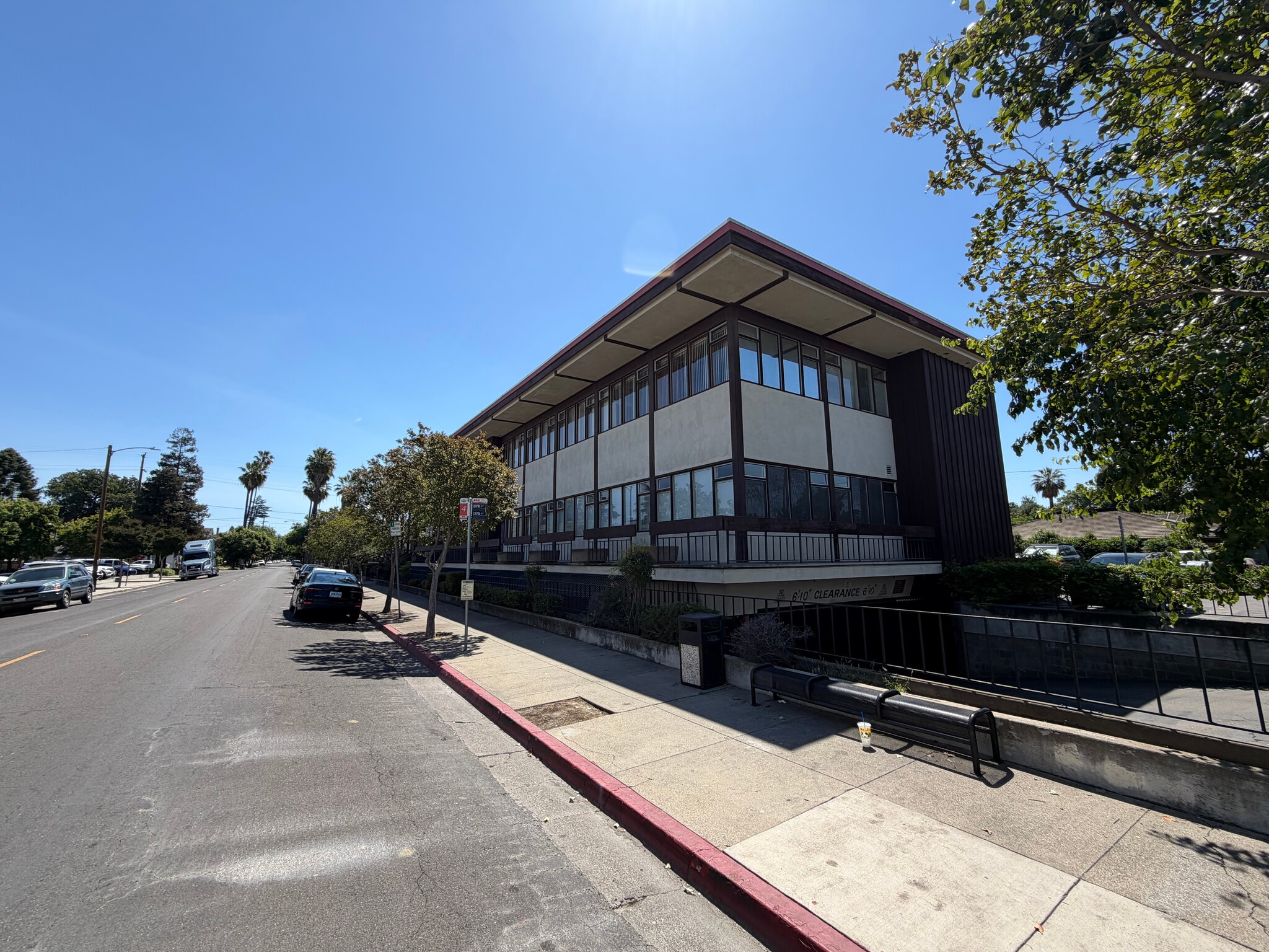 420 W Acacia St, Stockton, CA for sale Interior Photo- Image 1 of 7