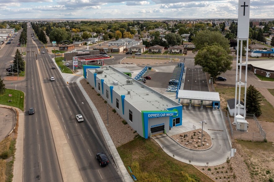 1380 22 St SE, Medicine Hat, AB for sale - Primary Photo - Image 1 of 6