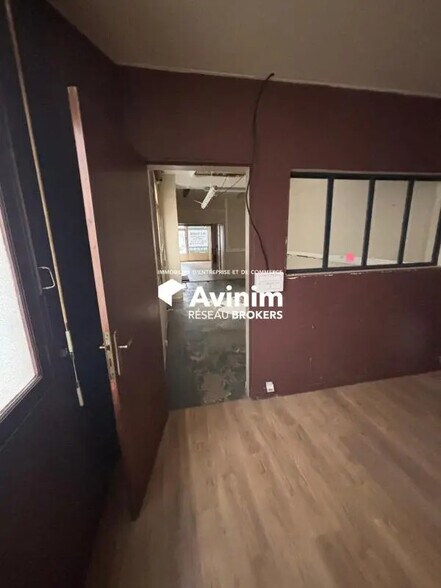 Retail in Paris for lease - Building Photo - Image 1 of 5