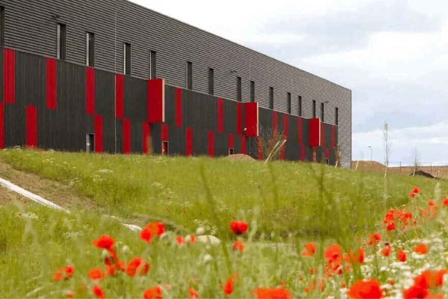 Industrial in Beauvais for lease - Building Photo - Image 1 of 5