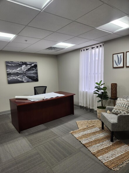 402 E 13th St, Jasper, IN for lease - Interior Photo - Image 2 of 4