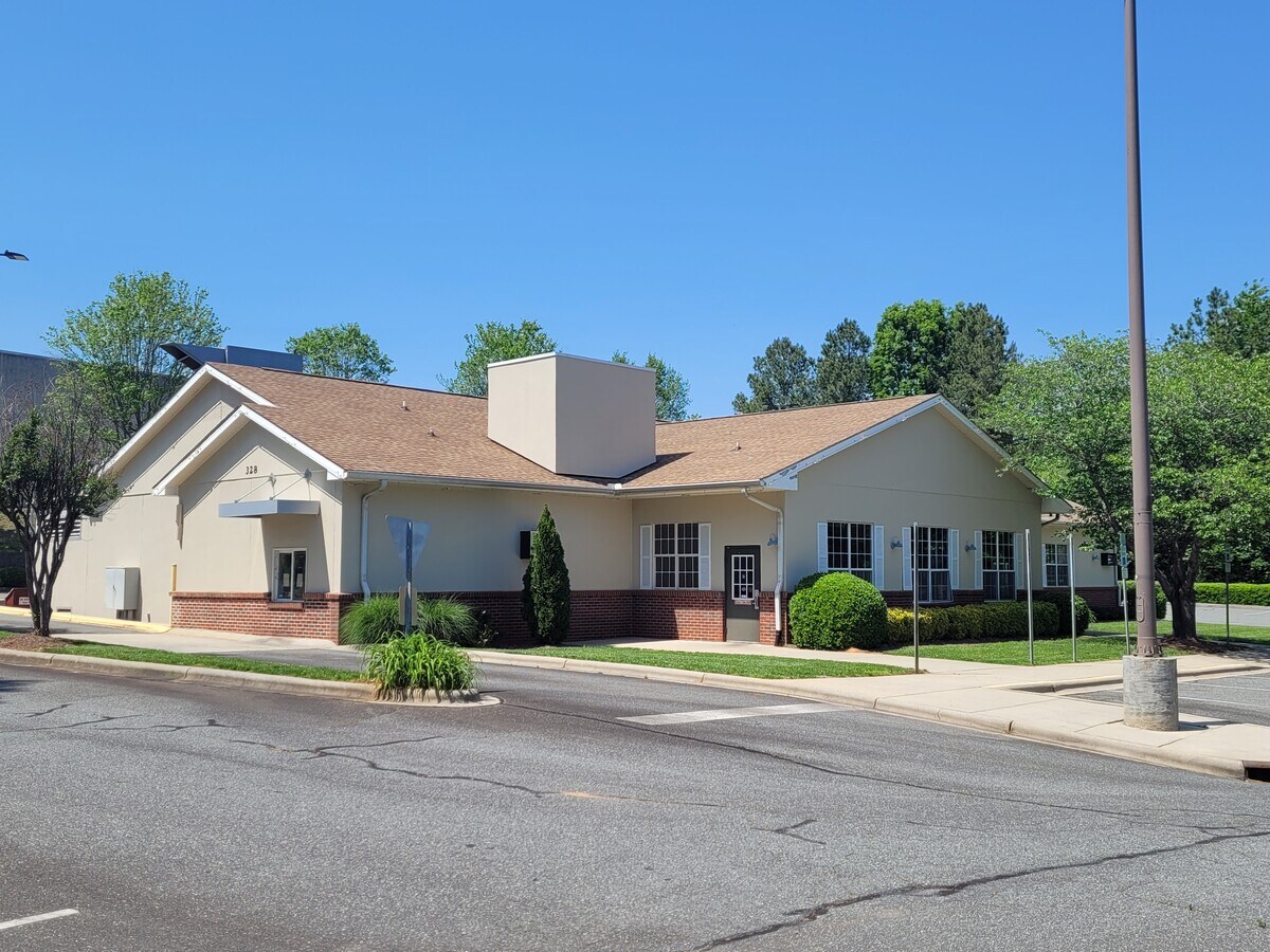 328 W Plaza Dr, Mooresville, NC 28117