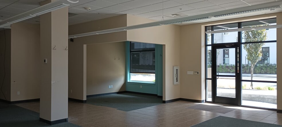 19240 Aurora Ave N, Shoreline, WA for lease - Interior Photo - Image 3 of 5