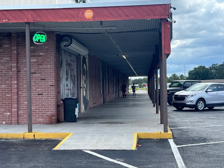 15 Thriftway Plz, Ruskin, FL for lease - Building Photo - Image 2 of 14