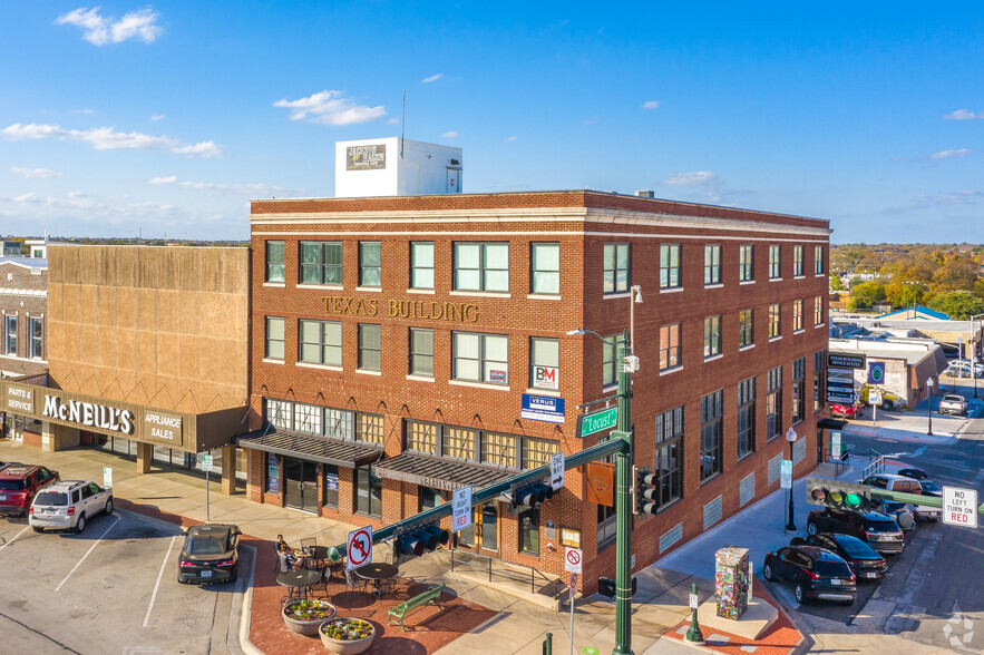 100-102 W Oak St, Denton, TX for lease - Building Photo - Image 1 of 5