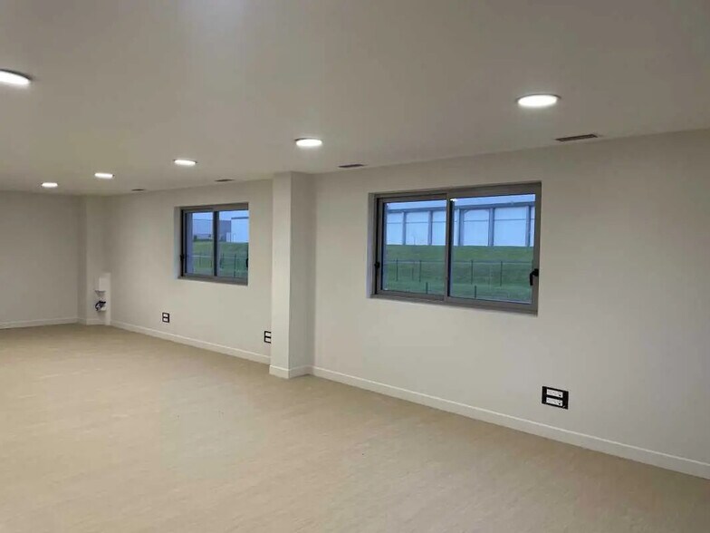 Office in Venette for lease - Interior Photo - Image 2 of 8