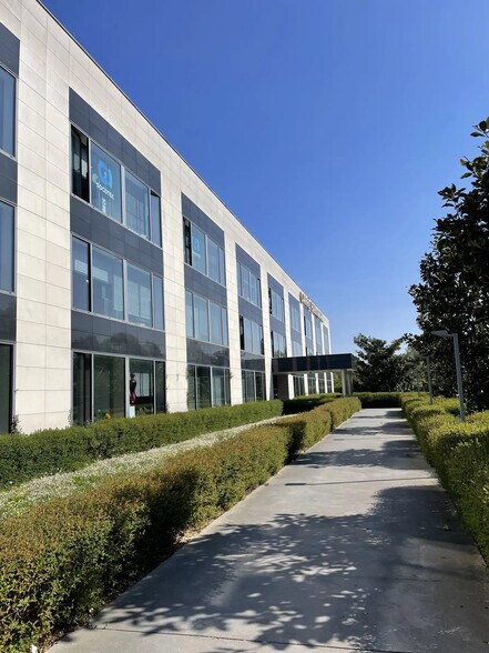 Office in Lieusaint for lease - Building Photo - Image 2 of 8