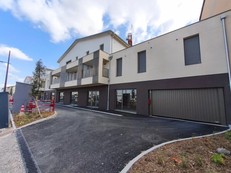 15 Avenue Charles De Gaulle, Saint-Bonnet-de-Mure for lease - Building Photo - Image 1 of 3